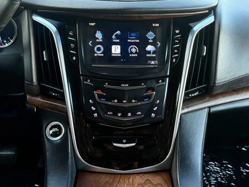 Used 2016 Cadillac Escalade Luxury AWD/4WD image 22