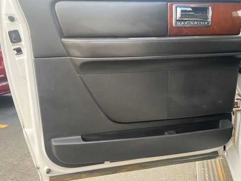 Used 2012 Lincoln Navigator L 4WD image 11