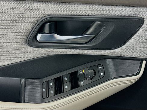 Used 2023 Nissan Rogue SV image 15