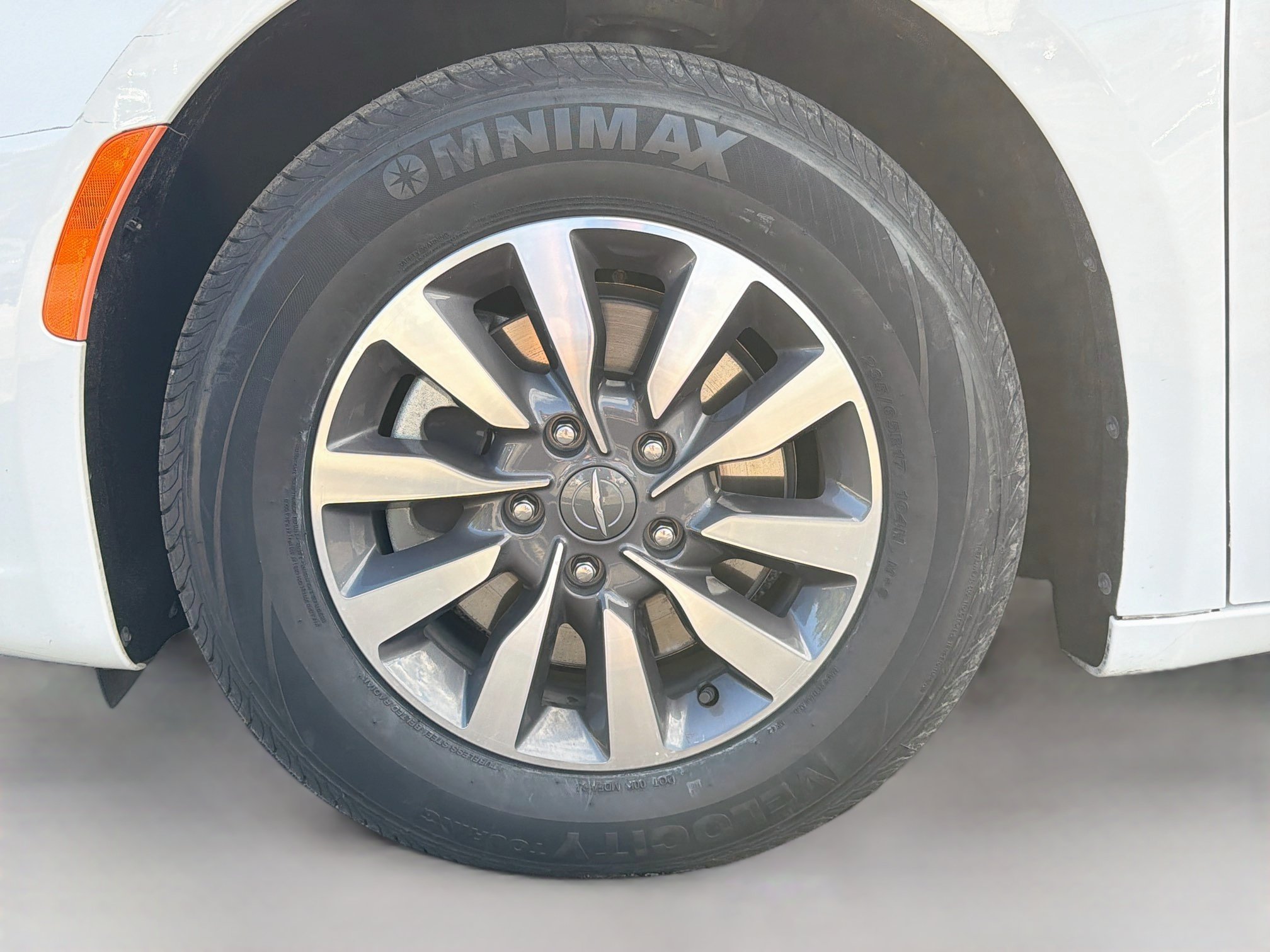 Used 2024 Chrysler Pacifica Limited FWD image 42