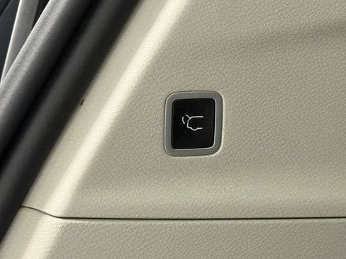 Used 2024 Chrysler Pacifica Touring-L FWD image 33