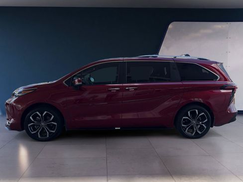 Used 2025 Toyota Sienna Platinum FWD image 2