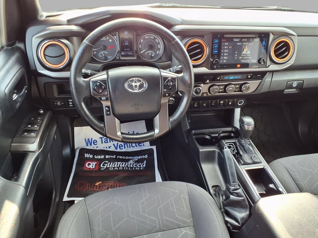 Used 2017 Toyota Tacoma TRD Off-Road AWD/4WD image 4