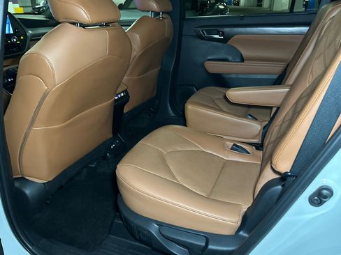 Used 2023 Toyota Highlander Platinum image 16