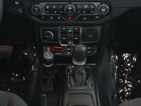 Used 2025 Jeep Wrangler Unlimited Rubicon w/ Convenience Group AWD/4WD image 19