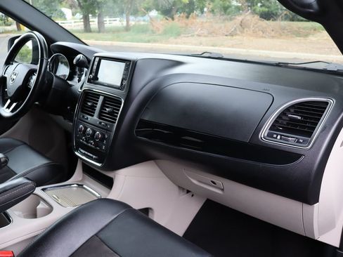 Used 2020 Dodge Grand Caravan SXT FWD image 16