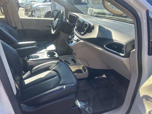 Used 2024 Chrysler Pacifica Touring-L image 17