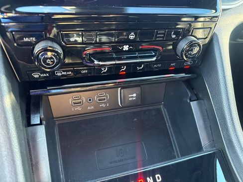 Used 2024 Jeep Grand Cherokee L Altitude RWD image 24
