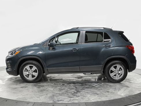 Used 2022 Chevrolet Trax LT w/ LT Convenience Package image 2