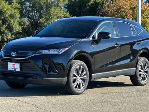 Used 2022 Toyota Venza LE image 8