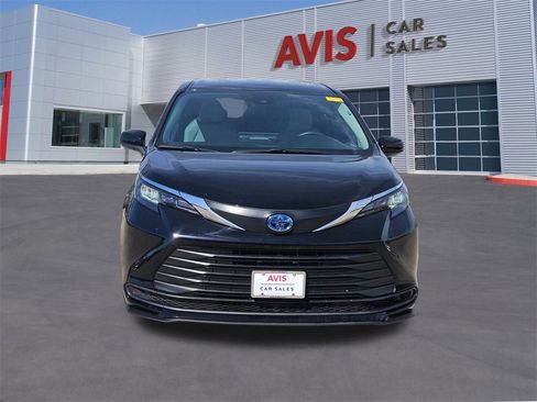Used 2025 Toyota Sienna LE image 10