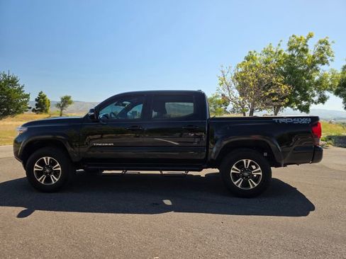Used 2018 Toyota Tacoma TRD Sport AWD/4WD image 11