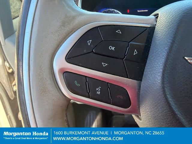 Used 2017 Chrysler Pacifica Limited FWD image 12