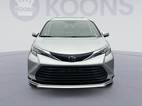 Used 2023 Toyota Sienna XLE image 11