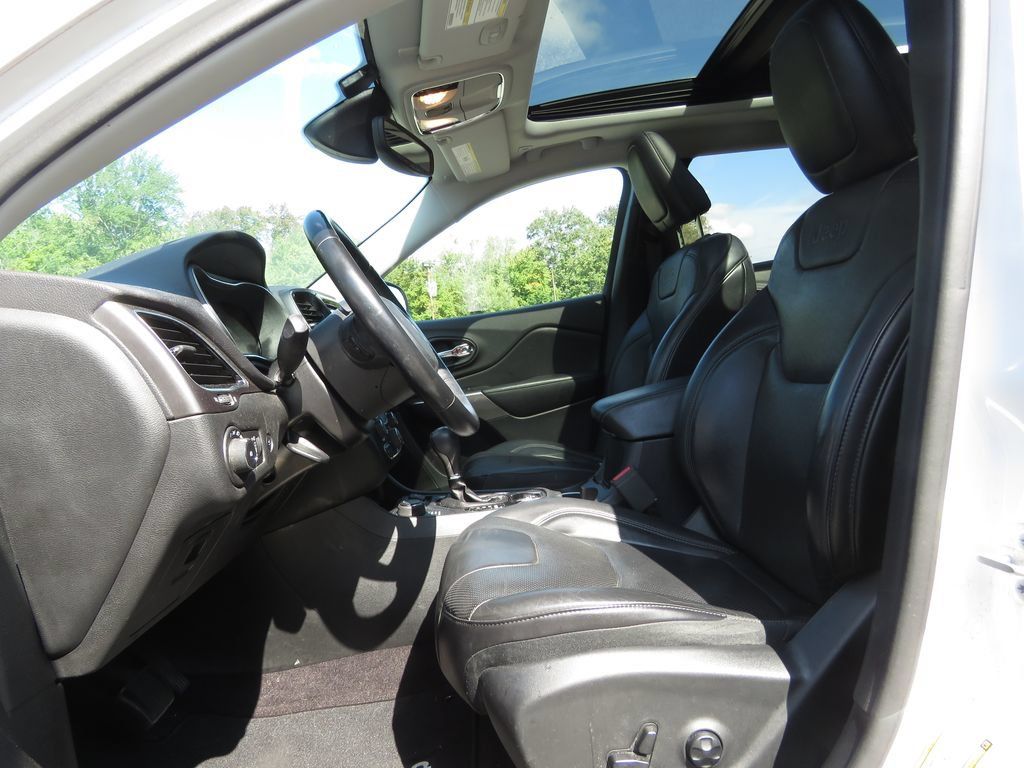 Used 2019 Jeep Cherokee Limited w/ Luxury Group AWD/4WD image 10