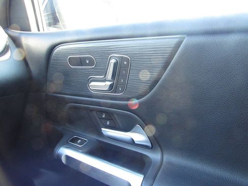 Used 2023 Mercedes-Benz GLB 250 4MATIC image 30