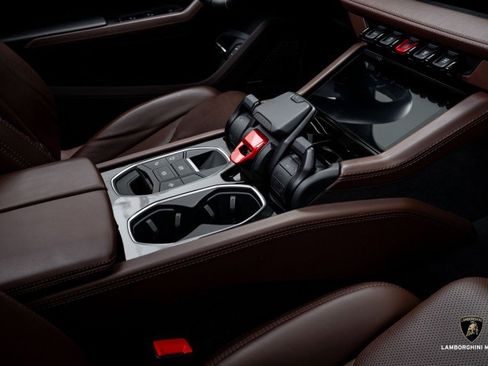 Used 2025 Lamborghini Urus SE image 45