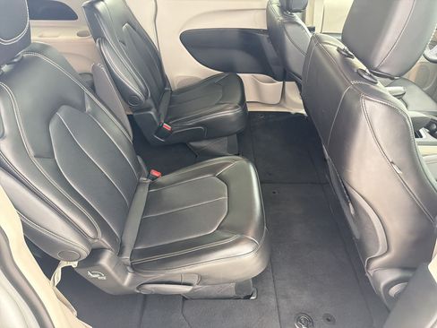 Used 2024 Chrysler Pacifica Touring-L FWD image 28