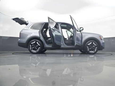 Used 2024 Kia Telluride EX w/ EX Captain's Chair Package AWD/4WD image 34