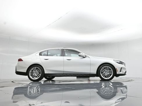 Used 2025 BMW 530i xDrive w/ Premium Package image 51