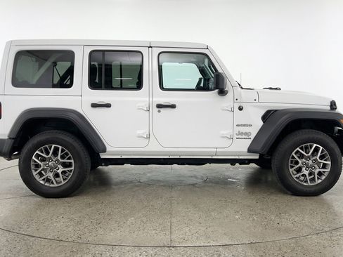 Used 2025 Jeep Wrangler Sahara image 11