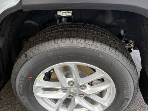 New 2025 Jeep Grand Cherokee L Laredo image 24