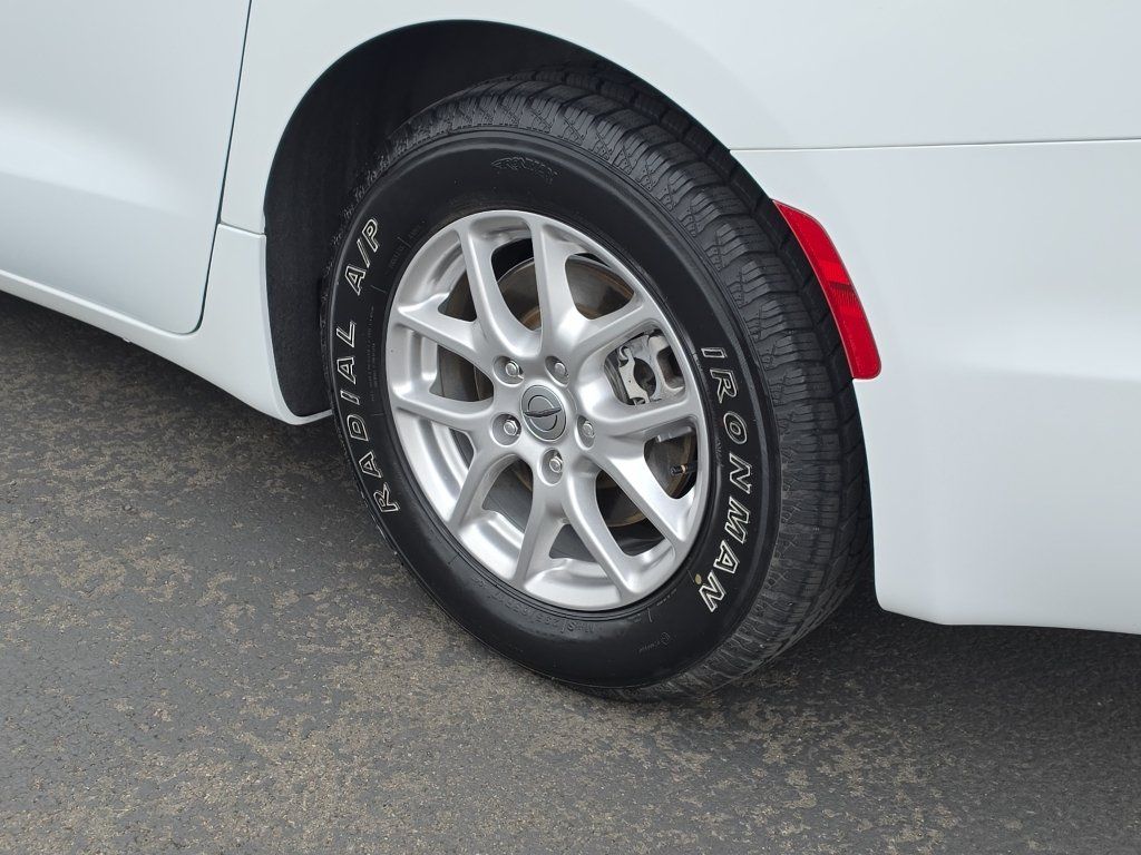 Used 2023 Chrysler Pacifica Touring-L FWD image 10