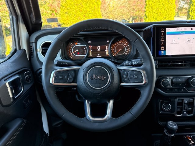 Used 2025 Jeep Wrangler Unlimited Sahara AWD/4WD image 9