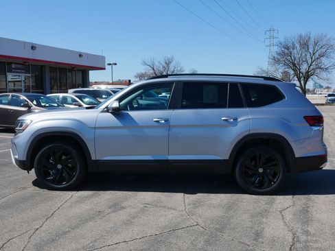 Used 2023 Volkswagen Atlas SE w/ Black Wheel Package image 4