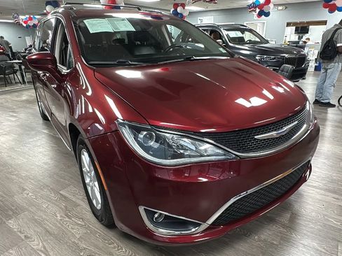 Used 2020 Chrysler Pacifica Touring-L FWD image 3