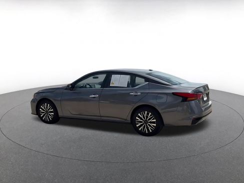 Used 2025 Nissan Altima 2.5 SV FWD image 10