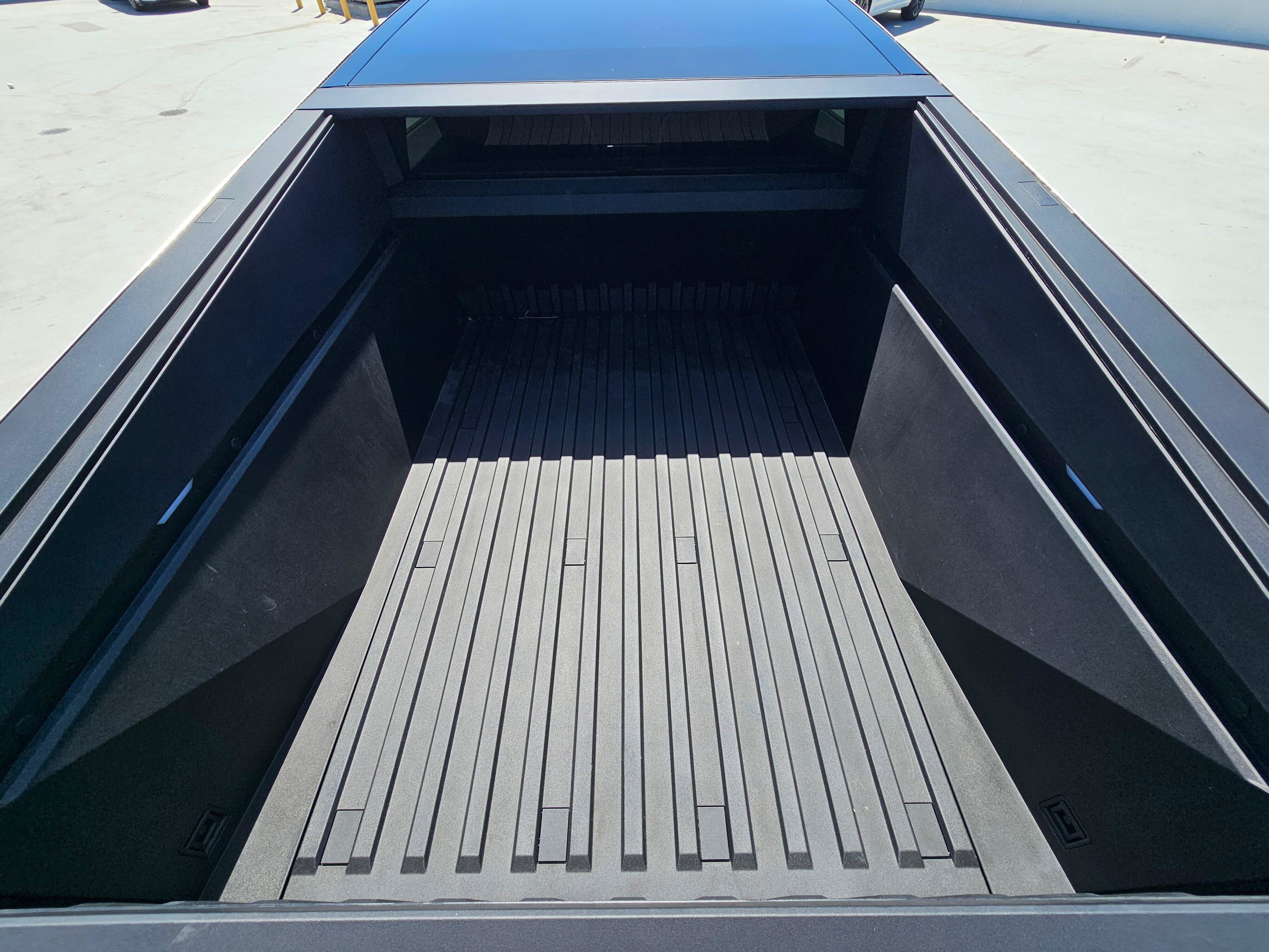 Used 2026 Tesla Cybertruck 2WD Crew Cab image 13