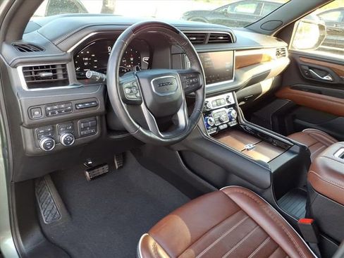 Used 2024 GMC Yukon Denali Ultimate AWD/4WD image 3