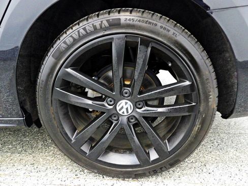 Used 2018 Volkswagen Passat 2.0T R-Line w/ R-Line Lighting Package image 19