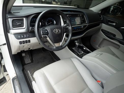 Used 2014 Toyota Highlander Limited Platinum AWD/4WD image 9