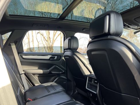 Certified 2023 Porsche Cayenne Platinum Edition image 18