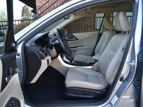 Used 2017 Honda Accord Touring image 7