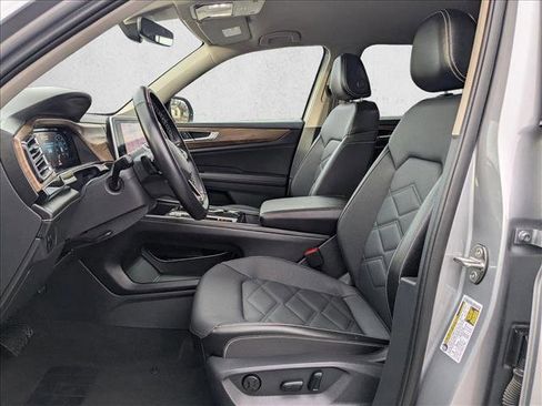 Used 2025 Volkswagen Atlas SE image 16