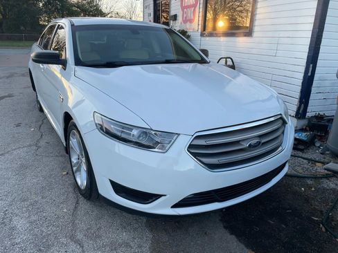Used 2017 Ford Taurus SE image 2