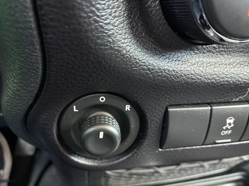 Used 2016 Jeep Wrangler Unlimited Sahara w/ Connectivity Group AWD/4WD image 10