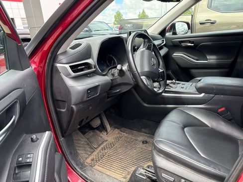 Used 2020 Toyota Highlander XLE AWD/4WD image 10