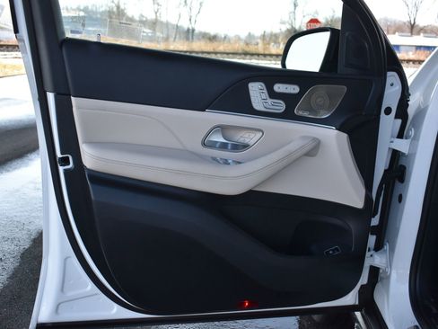 Used 2025 Mercedes-Benz GLS 450 4MATIC image 12