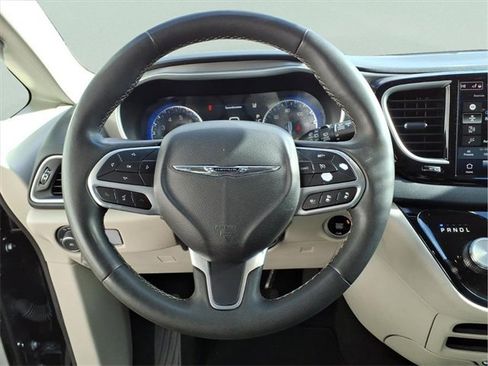 Used 2023 Chrysler Pacifica Touring-L image 16