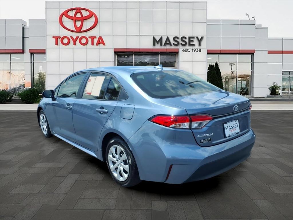 Used 2025 Toyota Corolla LE FWD image 5