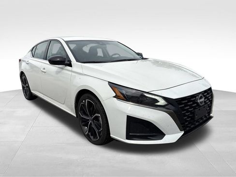 Used 2025 Nissan Altima 2.5 SR FWD image 3