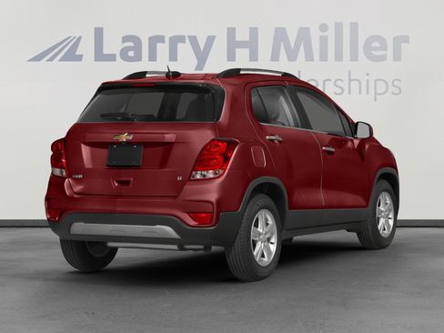 Used 2020 Chevrolet Trax LT w/ LT Convenience Package image 2
