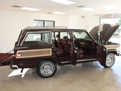Used 1989 Jeep Grand Wagoneer image 17