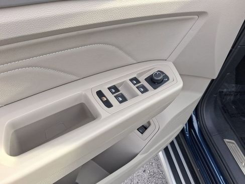 Certified 2022 Volkswagen Atlas SEL R-Line AWD/4WD image 17