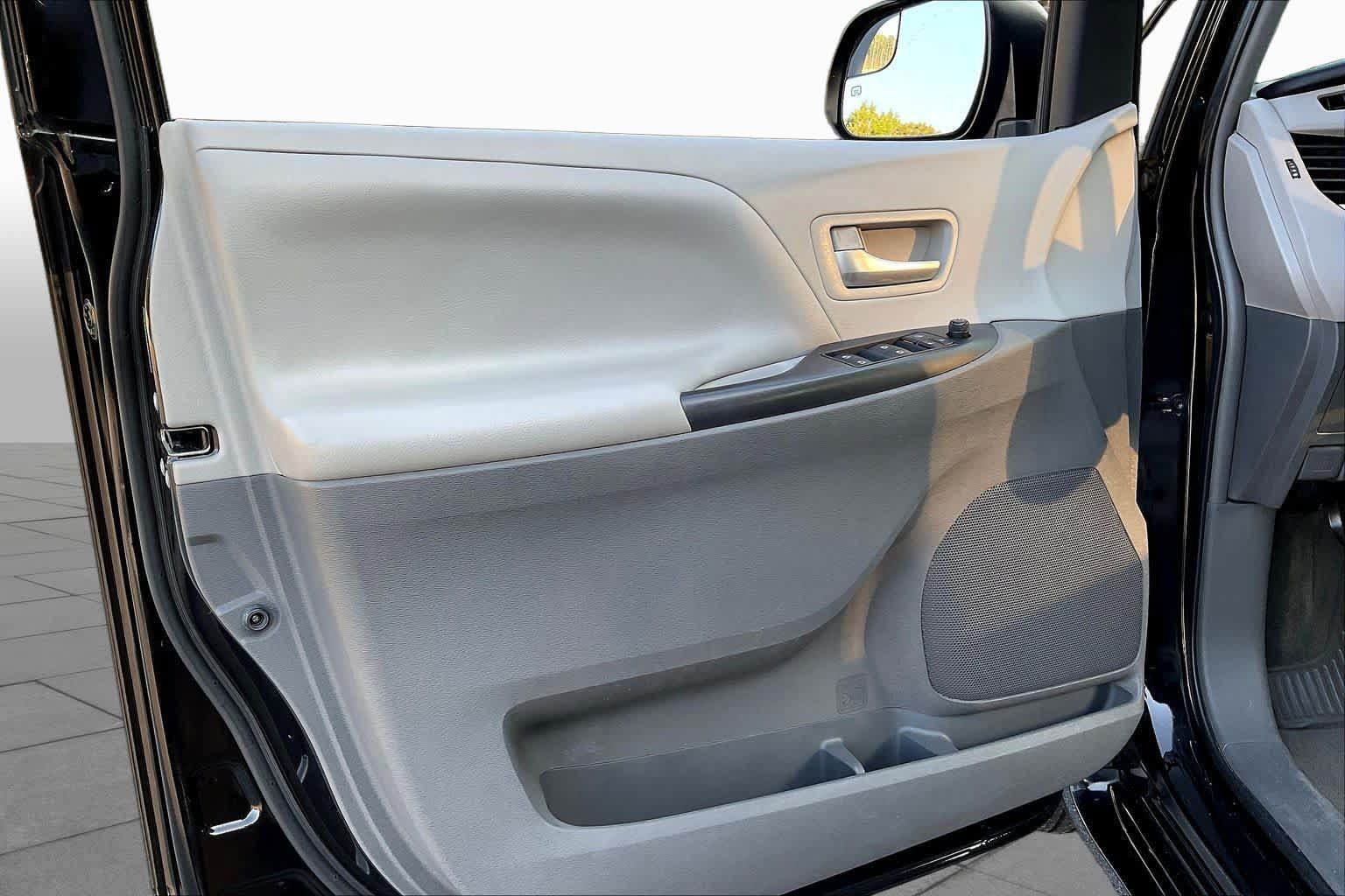 Used 2015 Toyota Sienna LE FWD image 21