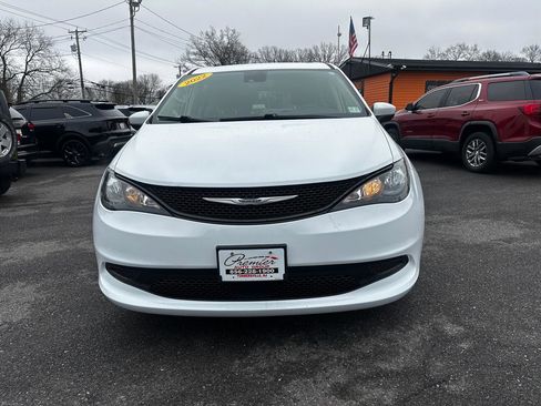 Used 2022 Chrysler Voyager LX image 2